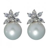Orecchini con perle barocche finemente impreziositi da diamanti bianchi